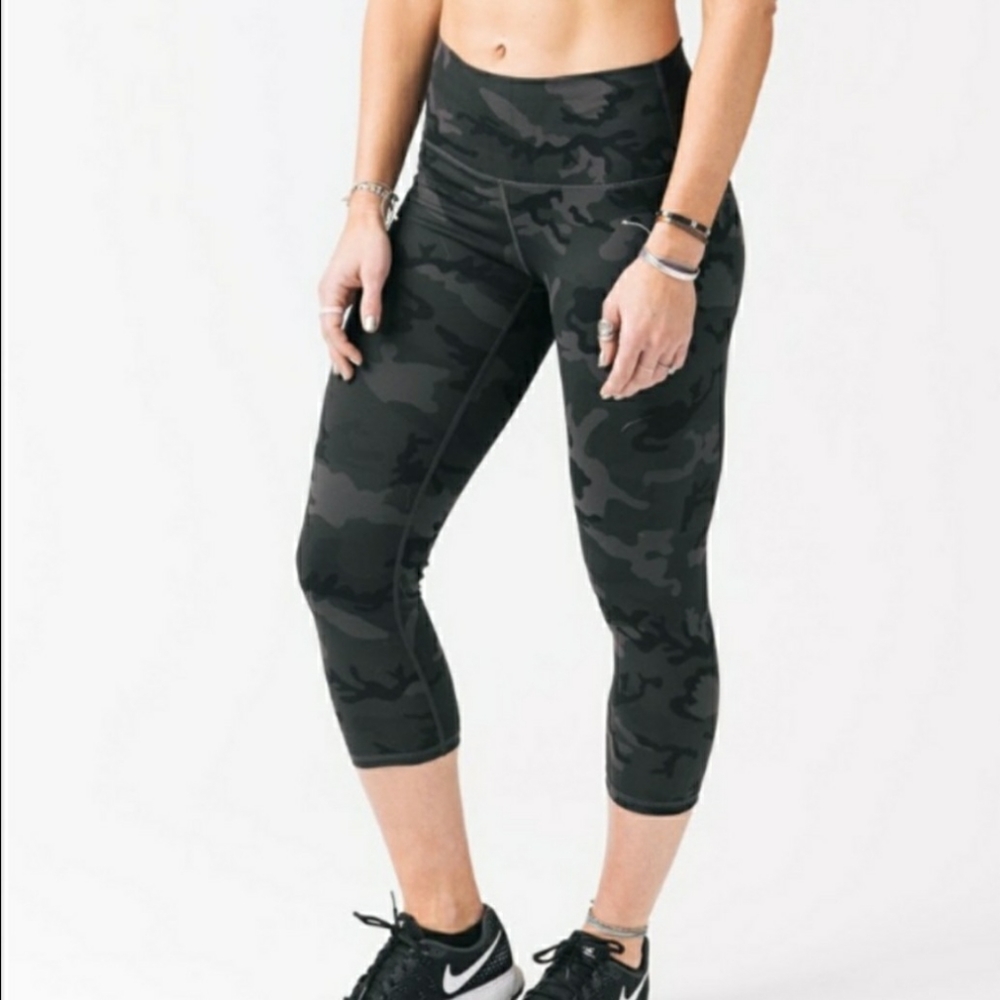 ZYIA Forest Camo Luxe Hi-Rise Capri Sz 8-10 Activewear Yoga Workout Leggings